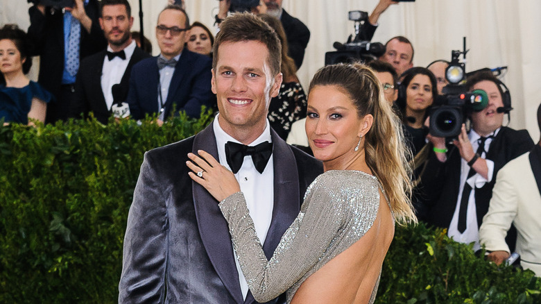 Tom Brady et Gisele Bündchen posant ensemble sur le tapis rouge