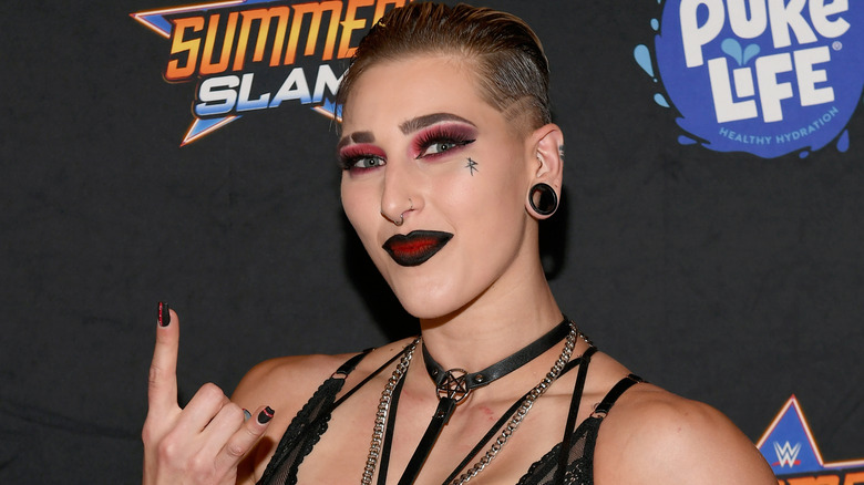 Rhea Ripley fait clignoter les klaxons