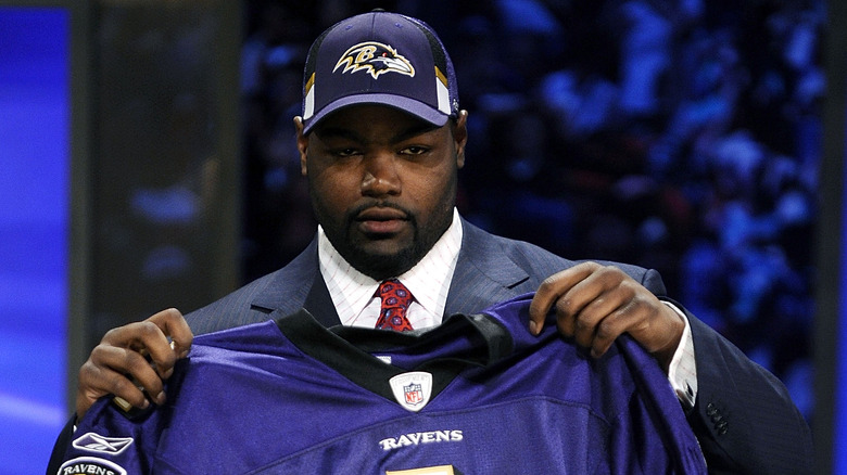 Michael Oher posant avec un maillot