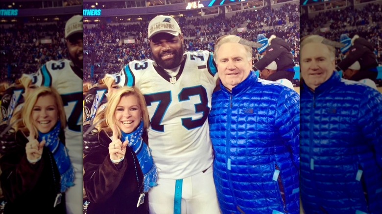 Leigh Anne Tuohy, Michael Oher et Sean Tuohy posant