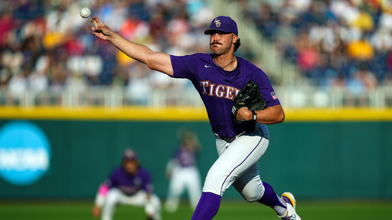 Paul Skenes attrapant une balle de baseball