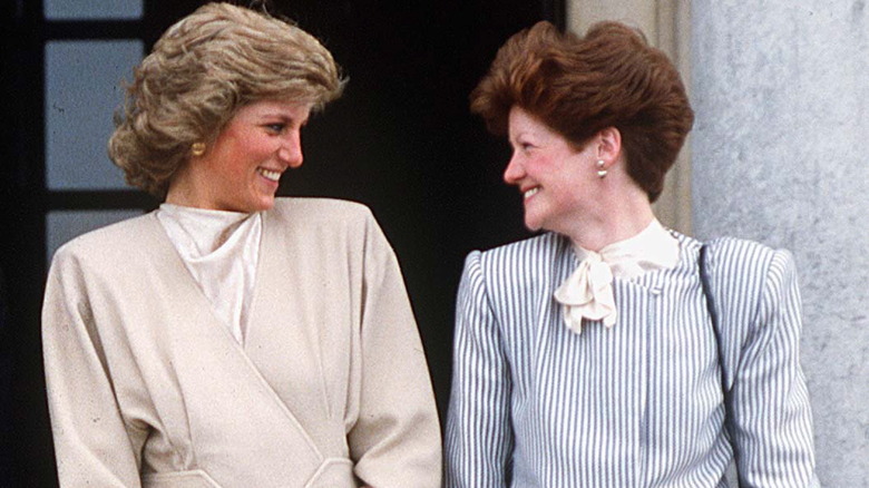 La princesse Diana rit avec sa soeur Sarah Spencer