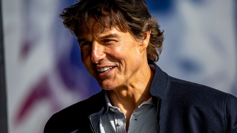 Tom Cruise souriant dans une veste bleue