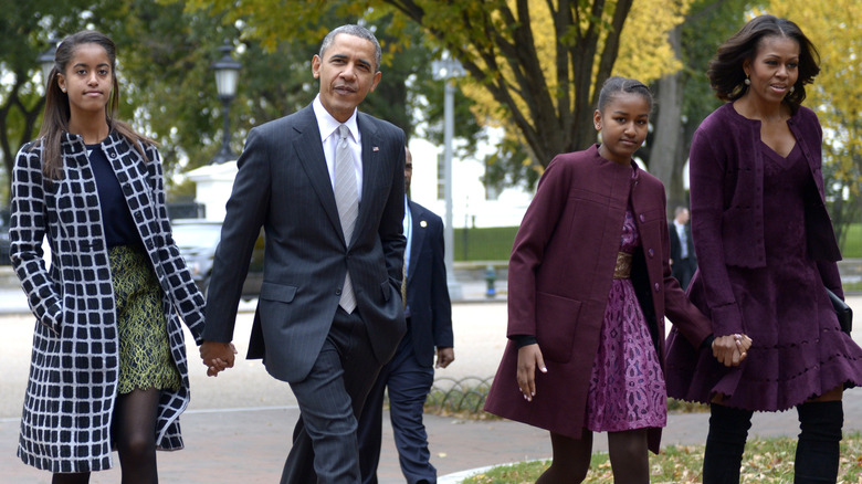 Malia, Barack, Sasha et Michelle Obama marchant ensemble