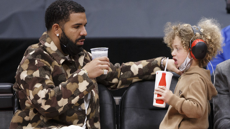 Drake et son fils boivent des boissons