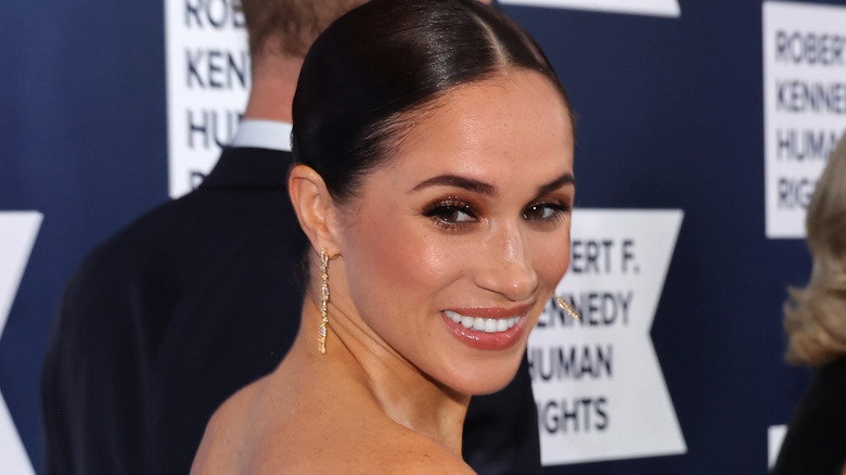 Meghan Markle avec des boucles d'oreilles en or