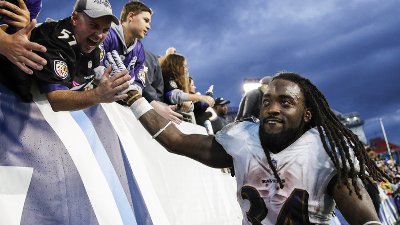 Alex Collins avec la main levée