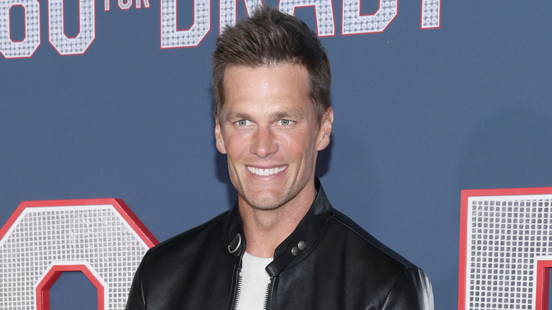 Tom Brady souriant sur le tapis rouge