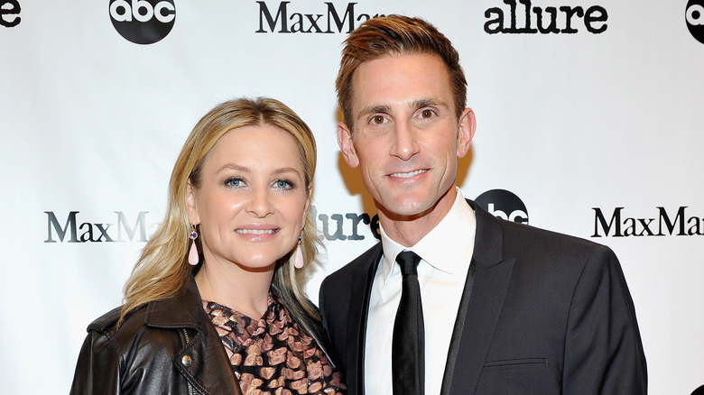 Jessica Capshaw et Christopher Gavigan posant