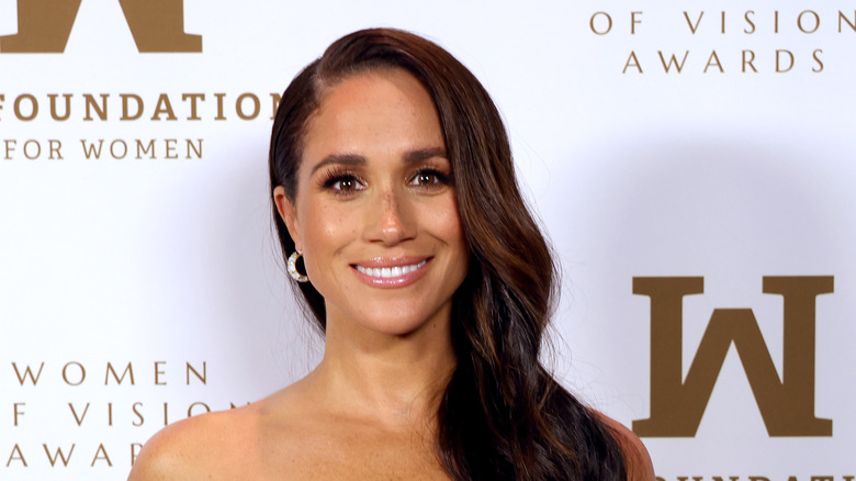 Meghan Markle avec une raie sur le côté souriante