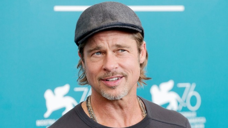 Brad Pitt porte un chapeau