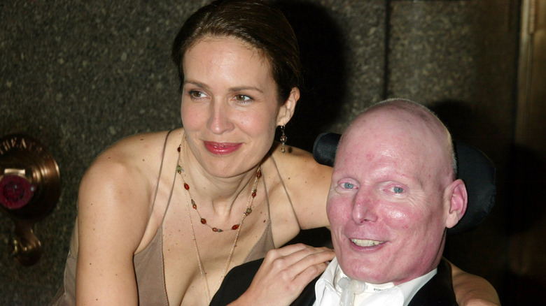 Dana Reeve serre Christopher Reeve dans ses bras