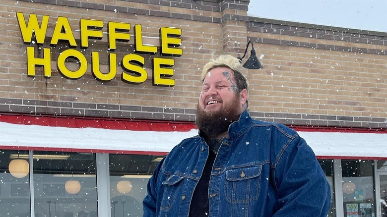 Jelly Roll souriant devant Waffle House