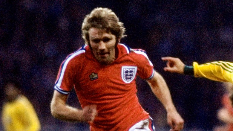 Tony Currie sur un terrain de football