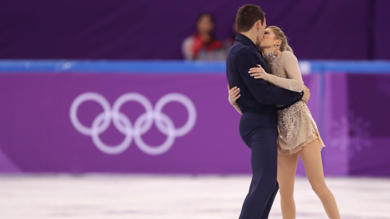 Chris et Alexa Scimeca Knierim s'embrassent