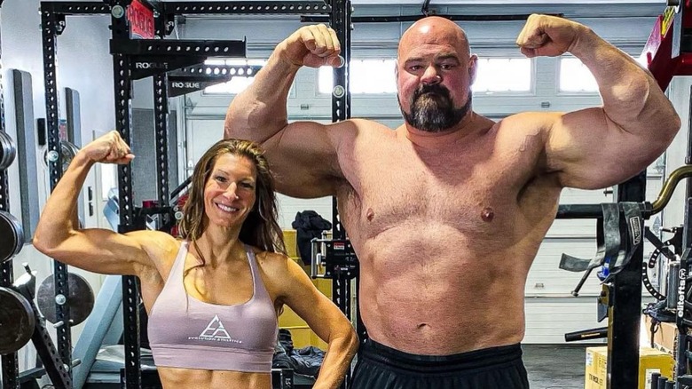 Keri et Brian Shaw fléchissent les bras dans la salle de sport