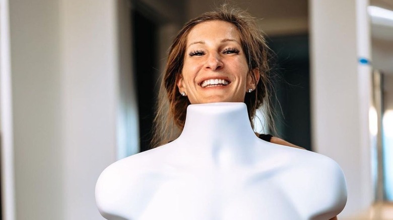 Keri Shaw souriant derrière un torse de mannequin blanc