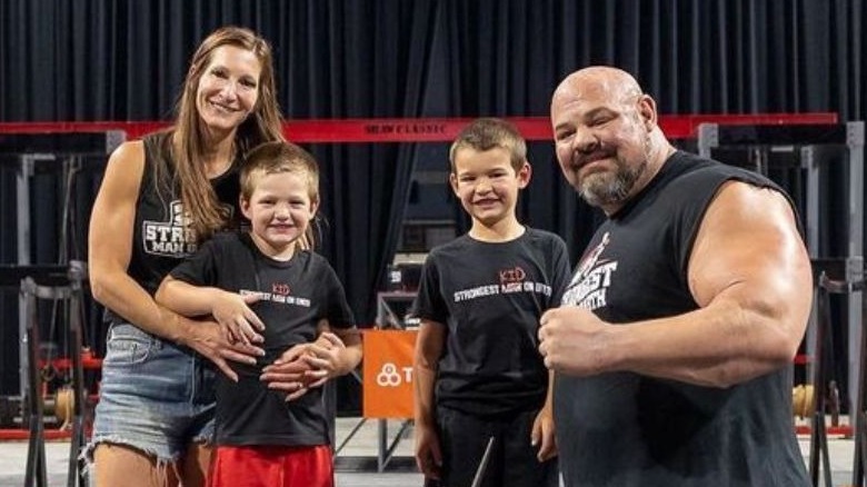 Keri et Brian souriant avec leurs enfants