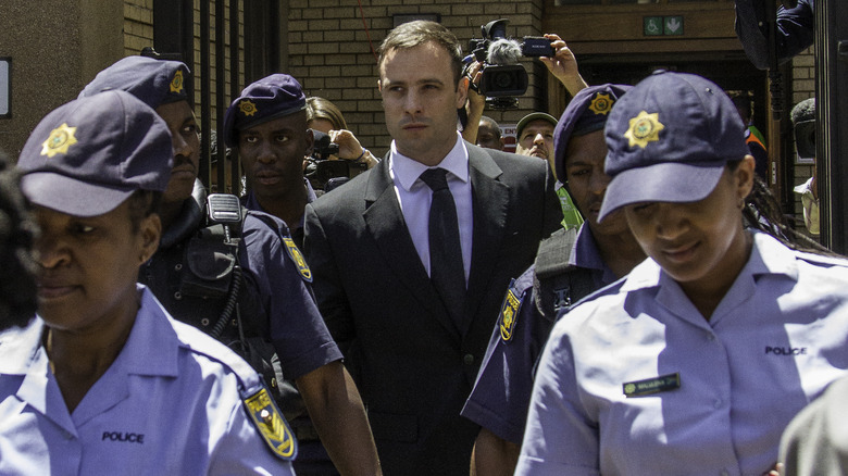 Oscar Pistorius sortant d'un palais de justice 