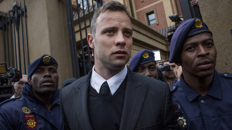 Oscar Pistorius sortant d'un palais de justice