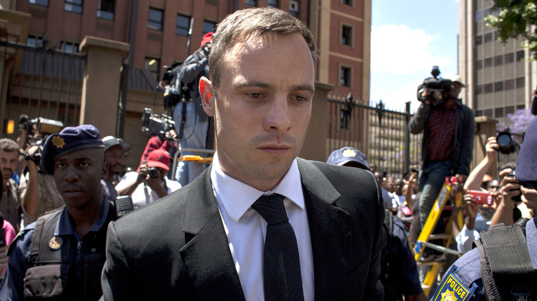 Oscar Pistorius entouré de la sécurité et des médias