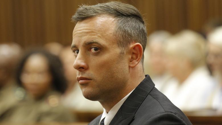 Oscar Pistorius assis seul au tribunal