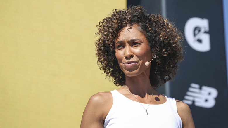 Sage Steele avec un microphone