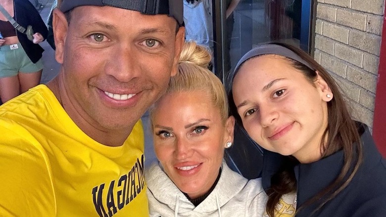 Alex Rodriguez et Jaclyn Cordeiro posent sur Instagram, aux côtés de sa fille