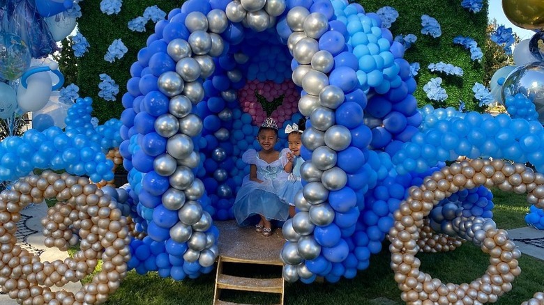 Bianka et Capri Bryant dans un entraîneur de ballons