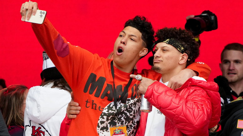 Patrick et Jackson Mahomes prennent un selfie