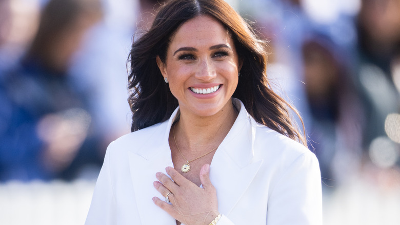 Costume blanc de Meghan Markle