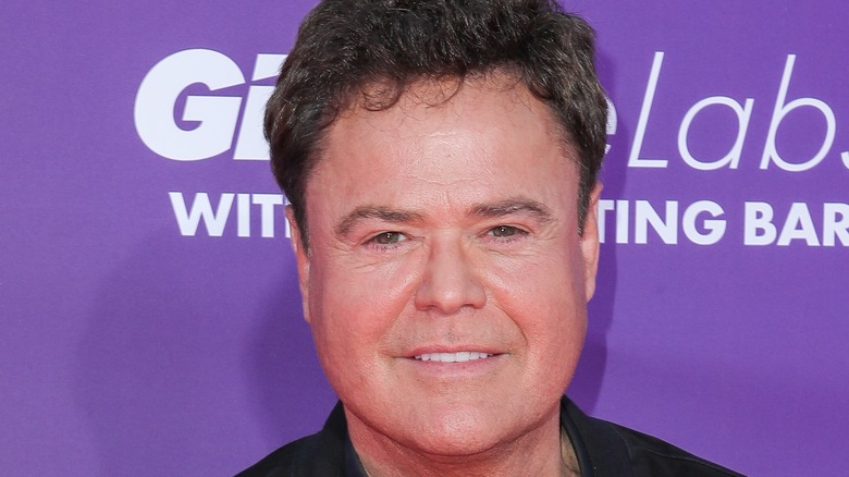 Donny Osmond posant pour les caméras