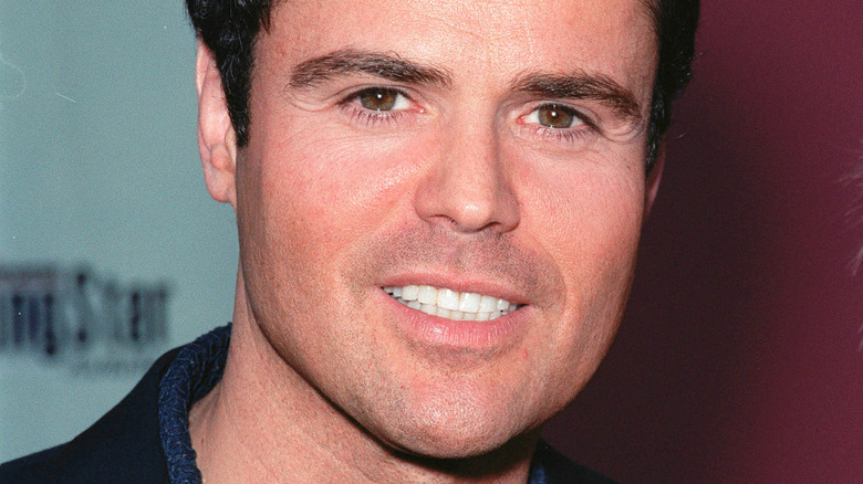 Donny Osmond posant pour les caméras