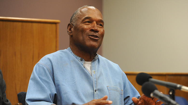 OJ Simpson souriant devant les micros