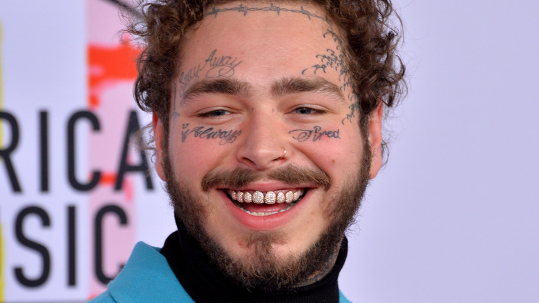 Post Malone souriant