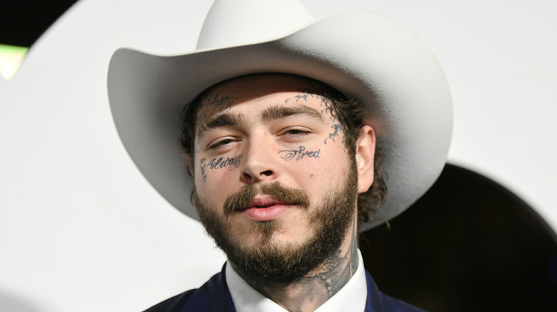 Post Malone posant