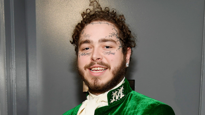 Post Malone posant