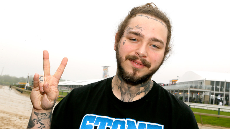 Post Malone brandissant un signe de paix