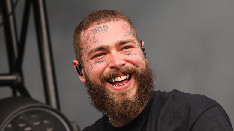 Post Malone souriant