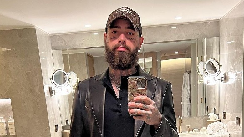 Post Malone prenant un selfie miroir