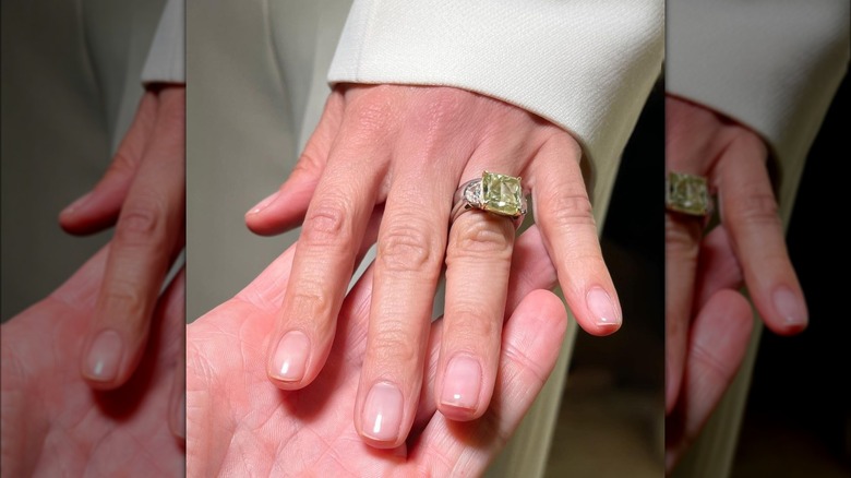 Jennifer Lopez avec la bague de fiançailles de Ben Affleck