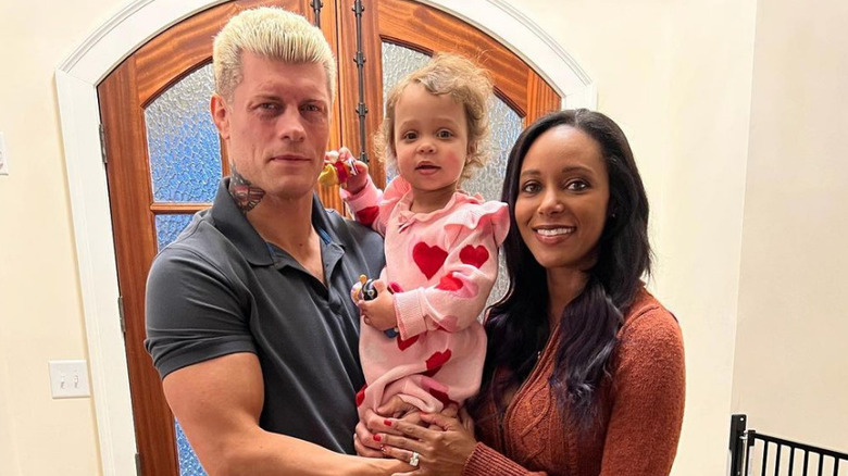 Cody, Liberty et Brandi Rhodes posent pour une photo