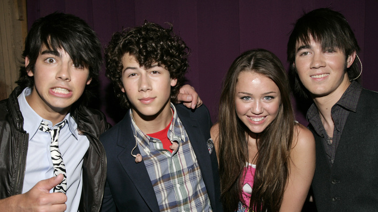 Joe Jonas, Nick Jonas, Miley Cyrus et Kevin Jonas souriants