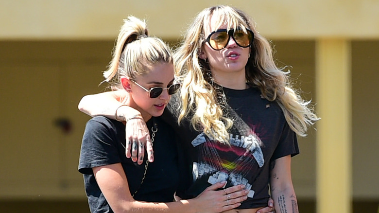 Miley Cyrus et Kaitlynn Carter marchant ensemble 