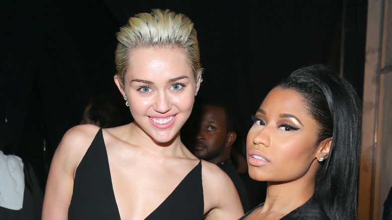 Miley Cyrus pose avec Nicki Minaj