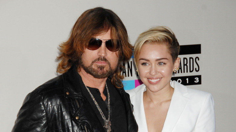 Miley et Billy Ray Cyrus posant ensemble