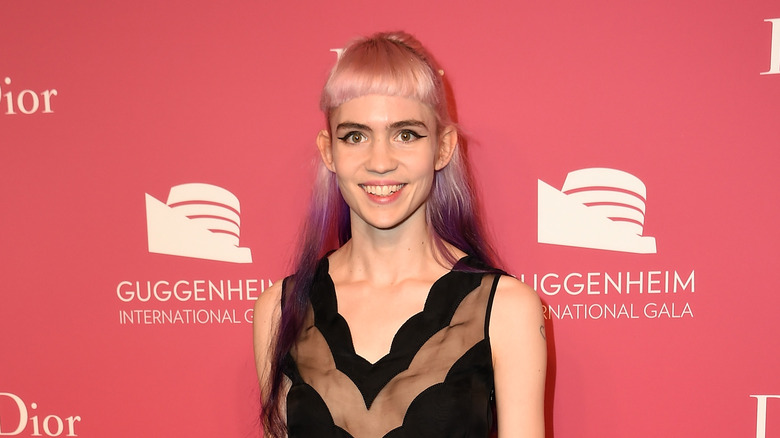 Grimes souriant 