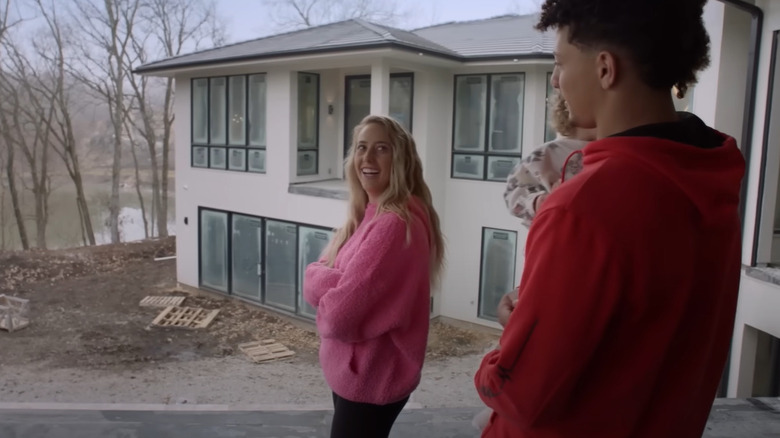 Patrick et Brittany Mahomes devant la maison