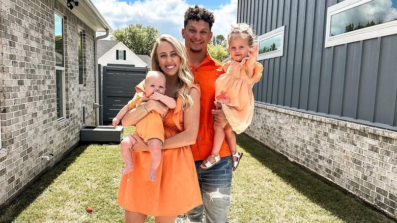 La famille Mahomes posant en extérieur