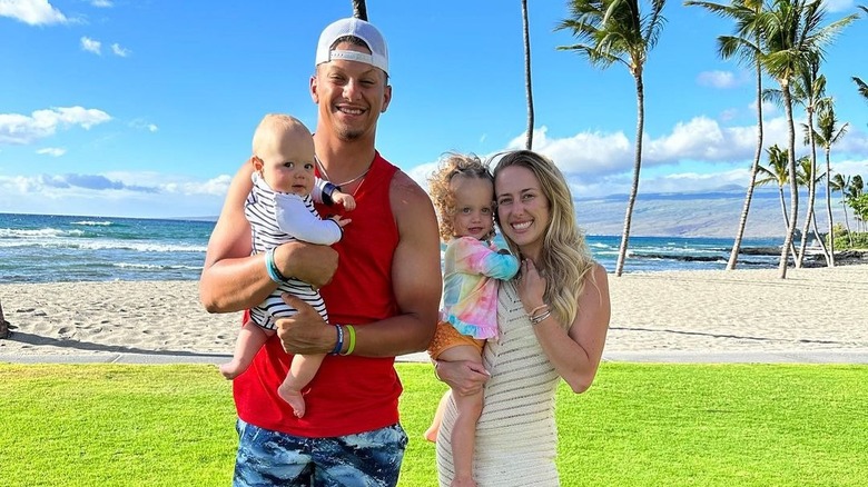 La famille Mahomes sur la plage